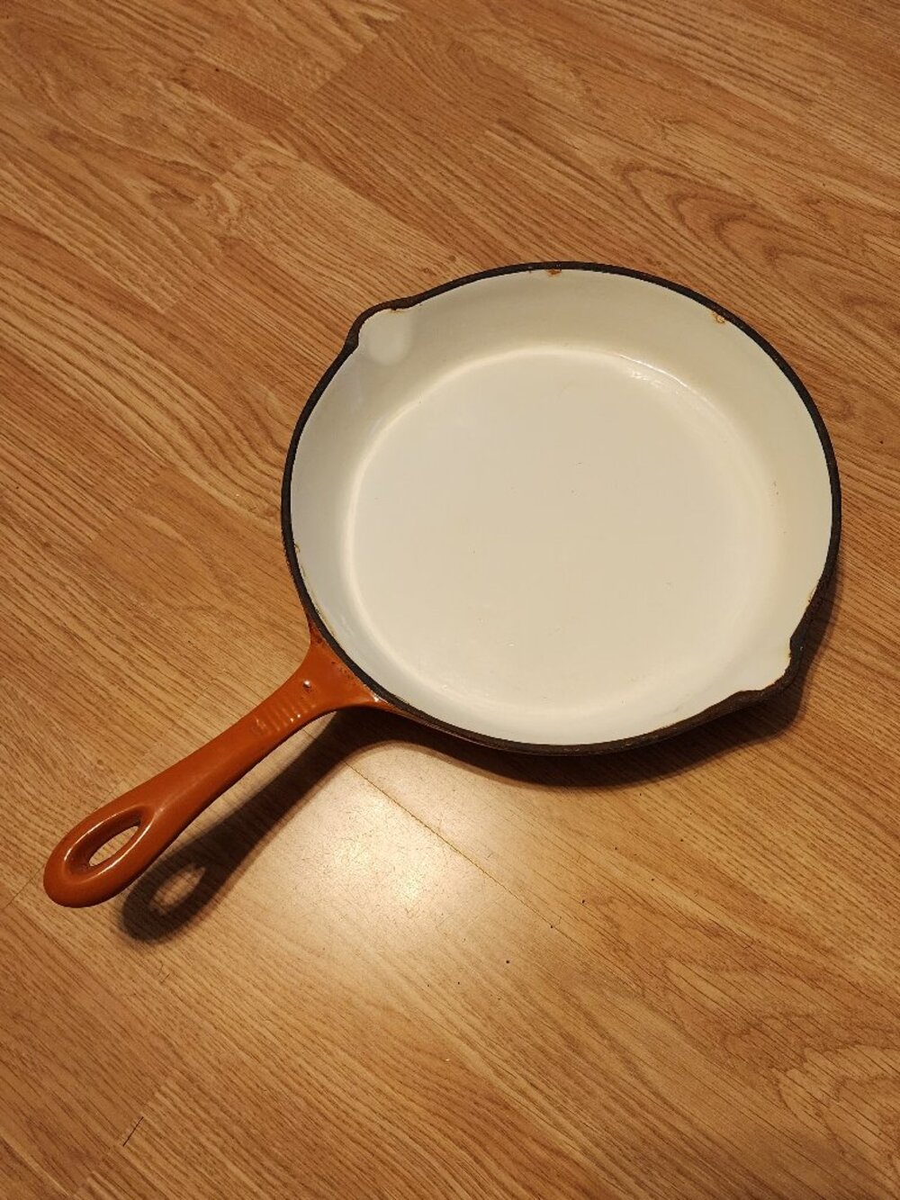Round enameled cast iron skillet 10 inches with handle